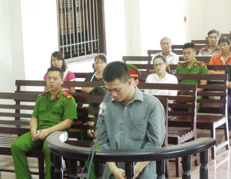 Gã chồng vô nhân tính, dùng kéo giết vợ rồi treo cổ tự tử - 1 Gã chồng vô nhân tính Đào Quang Hưng giết vợ xong tự tử bất thành lĩnh án 15 năm tù (báo Hòa Bình)
