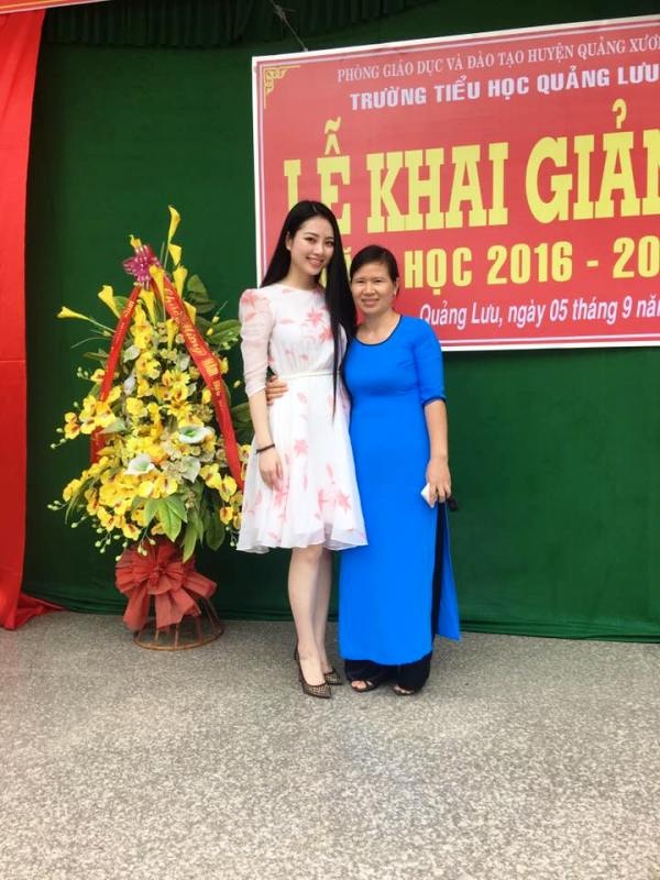 Hoa hậu Ngọc Anh dịu dàng dự lễ khai giảng tại trường cũ - 4 Hoa hậu Ngọc Anh cùng cô giáo chủ nhiệm lớp 5. Cô giáo chủ nhiệm vui mừng vì cô học trò nhỏ bé của mình ngày xưa nay đã lớn và trở thành người có ích cho xã hội.