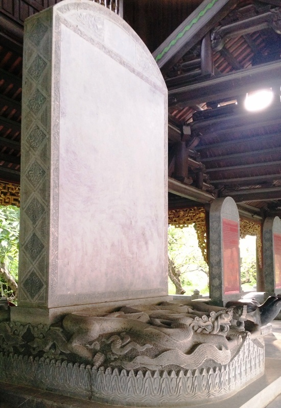 Chiêm ngưỡng bia đá khổng lồ trong ngôi chùa lớn nhất Việt Nam - 8 Bia đá kỷ lục cao hơn, to hơn rất nhiều so với các tấm bia hậu khác trong chùa Bái Đính.