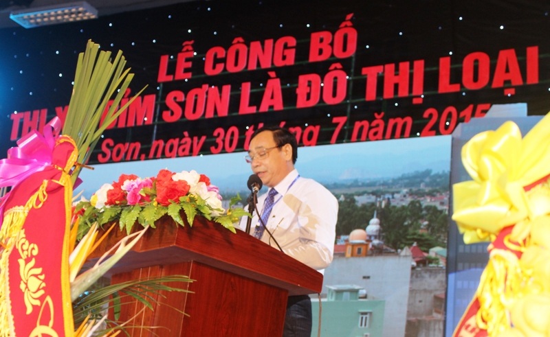 Ông Bùi Huy Hùng- Chủ tịch thị xã Bỉm Sơn báo cáo kết quả đạt được của thị xã trong những năm qua