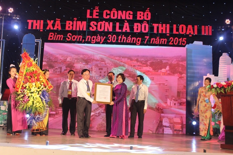 Bà Phan Thị Mỹ Linh- Thứ trưởng Bộ Xây dựng trao Quyết định công nhận đô thị loại III cho thị xã Bỉm Sơn