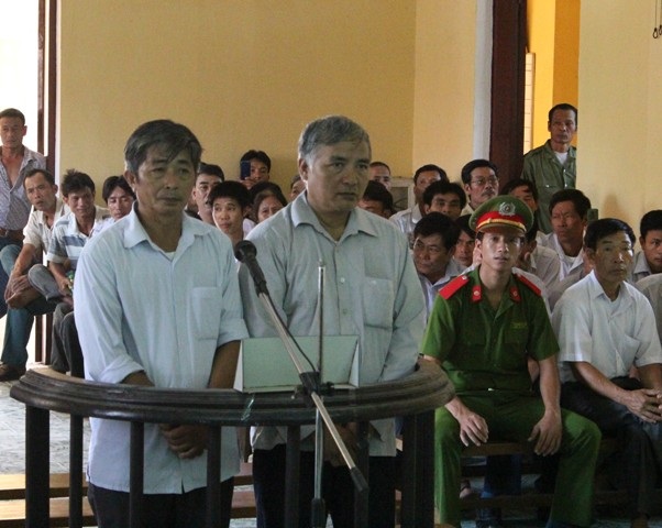 Hai quan xã Nguyễn Văn Hoạt (phải) và Lê Chí Thanh hầu tòa