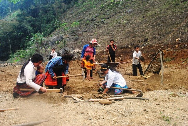 
Họ cứ sống với nhau hồn nhiên như cây cỏ mà không cần đến tấm giấy đăng ký kết hôn.
