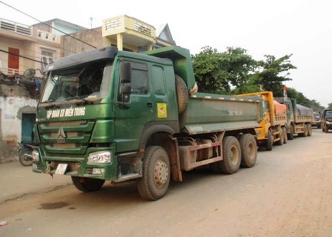 "Ngán" đoàn xe tải gây nguy hiểm, dân mang đồ ra chặn - 2 Đoàn xe bị người dân chặn lại hàng giờ đồng hồ
