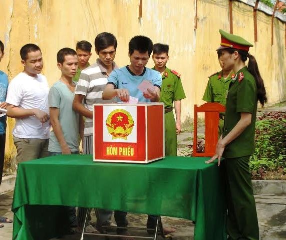 Điều xe đón hai can phạm từ bệnh viện về bỏ phiếu - 1
Những người đang bị tạm giữ tại Trại tạm giam được bỏ phiếu bầu cử theo quyền và nghĩa vụ