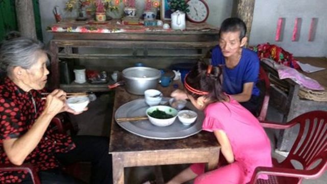 "Cháu không có bố, còn mẹ bị người ta giết rồi !..." - 1 Thức ăn duy nhất của ba con người khốn khổ là bát canh rau hái từ vườn nhà