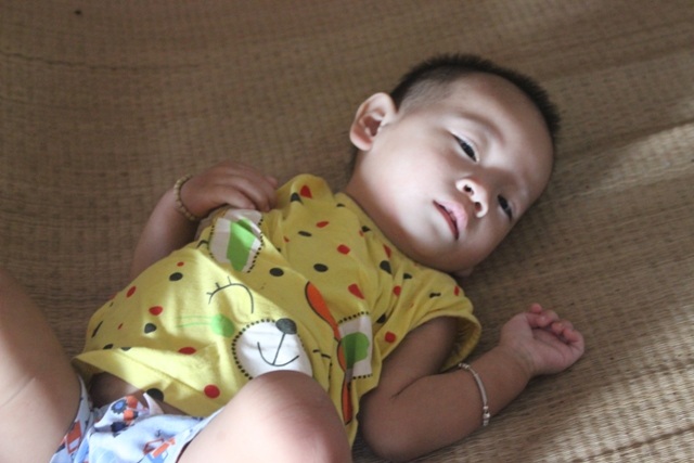 Mẹ đau đớn sinh hai con đều bị bại não - 2