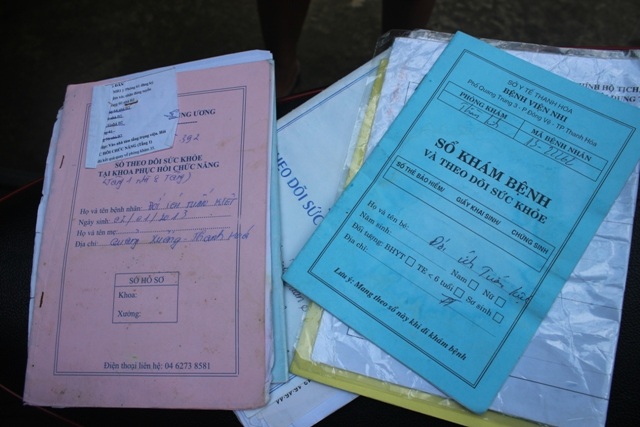 Giấy tờ bệnh án của đứa con trai cũng mang bệnh bại não