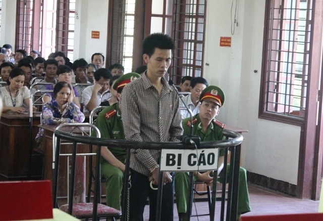 Giết người vì mua chung ma túy mà không chịu trả tiền - 1 Bị cáo Hùng trước vành móng ngựa