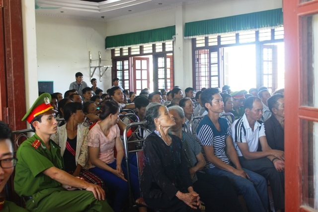 Giết người vì mua chung ma túy mà không chịu trả tiền - 2 Phiên xét xử lưu động được đông đảo bà con đến theo dõi