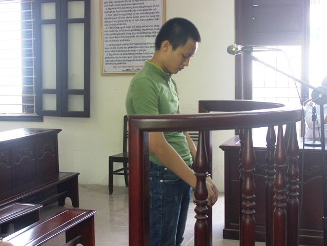 Bị cáo Dụng trước vành móng ngựa