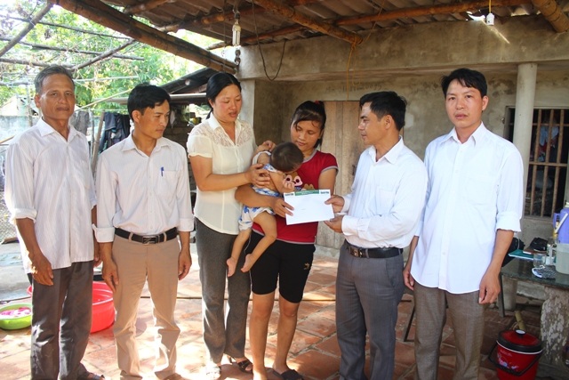 Hơn 17 triệu đồng đến với người mẹ có hai con bị bại não - 2 Chính quyền địa phương trao quà bạn đọc đến mẹ con chị Thủy