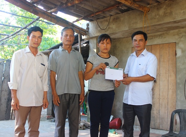Chính quyền địa phương trao quà bạn đọc đến chị Nguyễn Thị Thủy