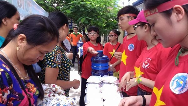 Cơm trưa, nước uống miễn phí sẵn sàng cho thí sinh - 4
(Ảnh: Nguyễn Thùy)