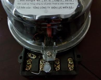 Phát hiện dân ăn cắp hàng nghìn số điện - 1 Nhiều công tơ được người dân kẹp chì, thay đổi bội số công tơ để ăn cắp điện