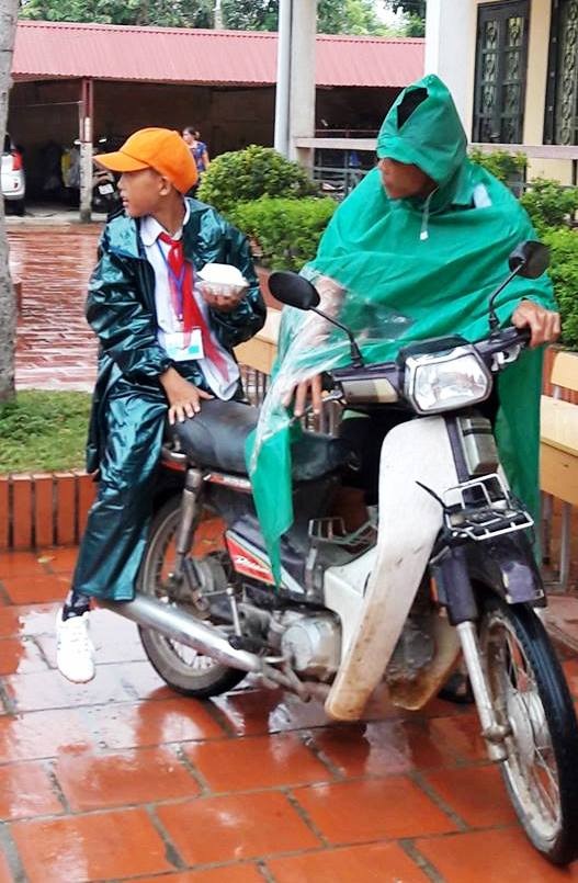 Phụ huynh đội mưa đưa con đi khai giảng - 5 Phụ huynh đội mưa đưa con đi khai giảng - 5