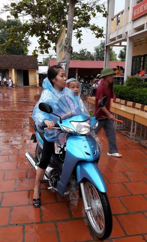 Phụ huynh đội mưa đưa con đi khai giảng - 3 Phụ huynh đội mưa đưa con đi khai giảng - 3