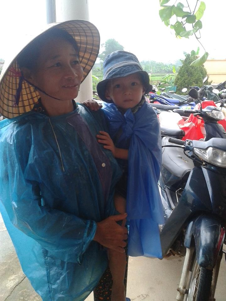 Phụ huynh đội mưa đưa con đi khai giảng - 6 Phụ huynh đội mưa đưa con đi khai giảng - 6