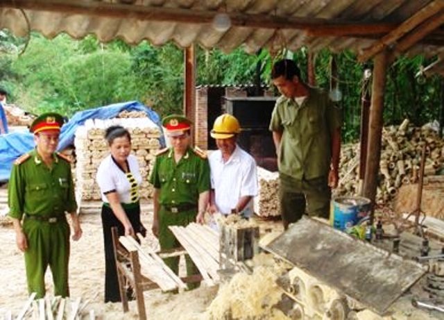 Nhiều cơ sở chế biến nông, lâm sản là “thủ phạm” gây ô nhiễm môi trường - 3 Một cơ sở chế biến lâm sản đang bị cơ quan chức năm kiểm tra