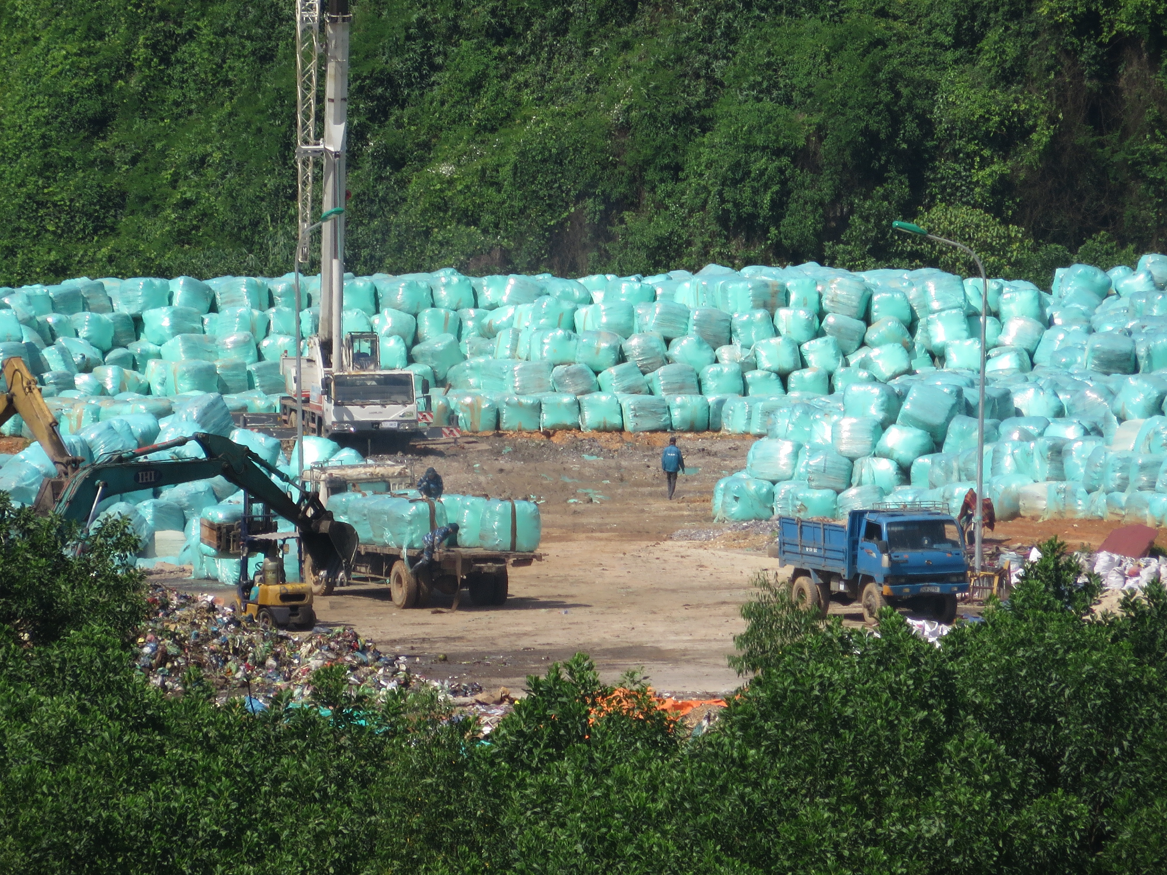 
Dù được đầu tư công nghệ xử lý rác mới nhiều tỉ đồng nhưng bãi rác Quang Hanh (TP Cẩm Phả) ô nhiễm vẫn hoàn ô nhiễm
