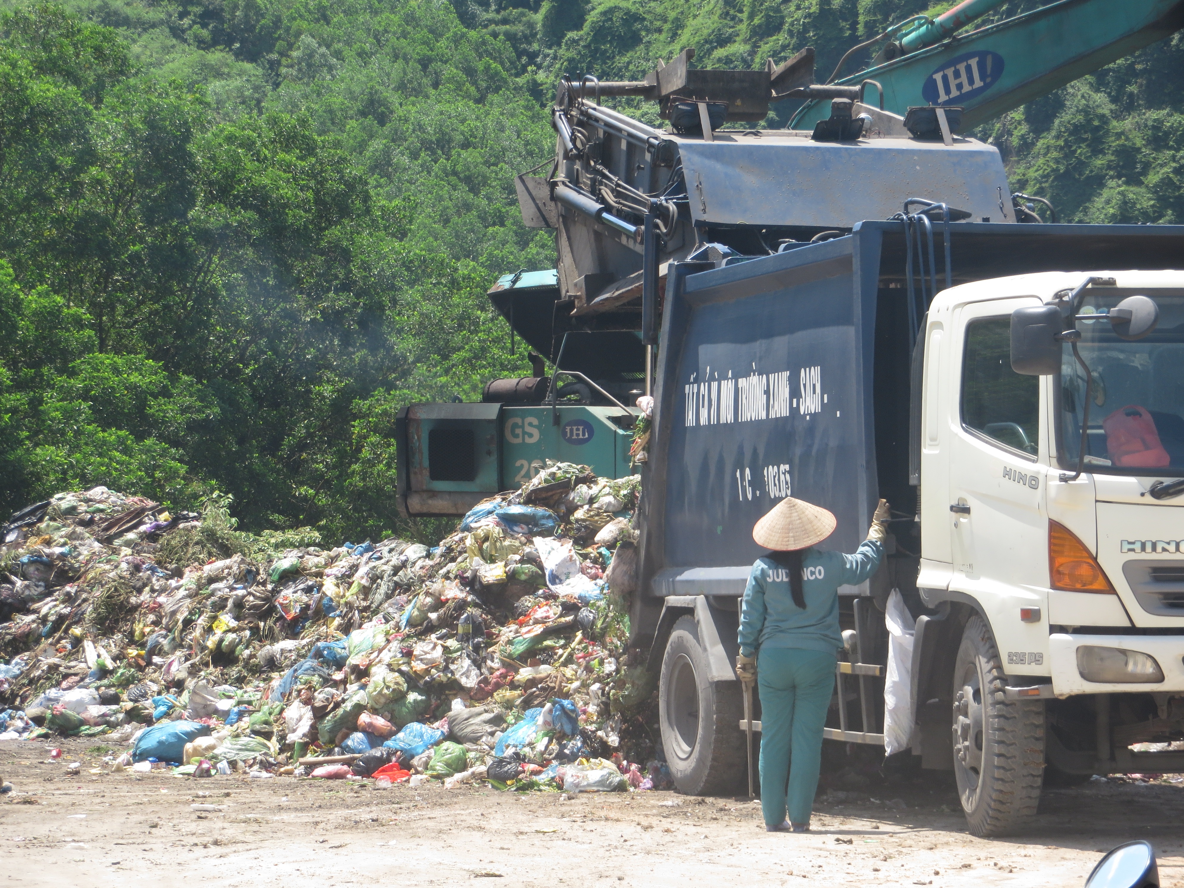 
Do quá tải, dùng công nghệ chôn lấp nên các bãi rác trên địa bàn tỉnh đã gây ô nhiễm môi trường nghiêm trọng

