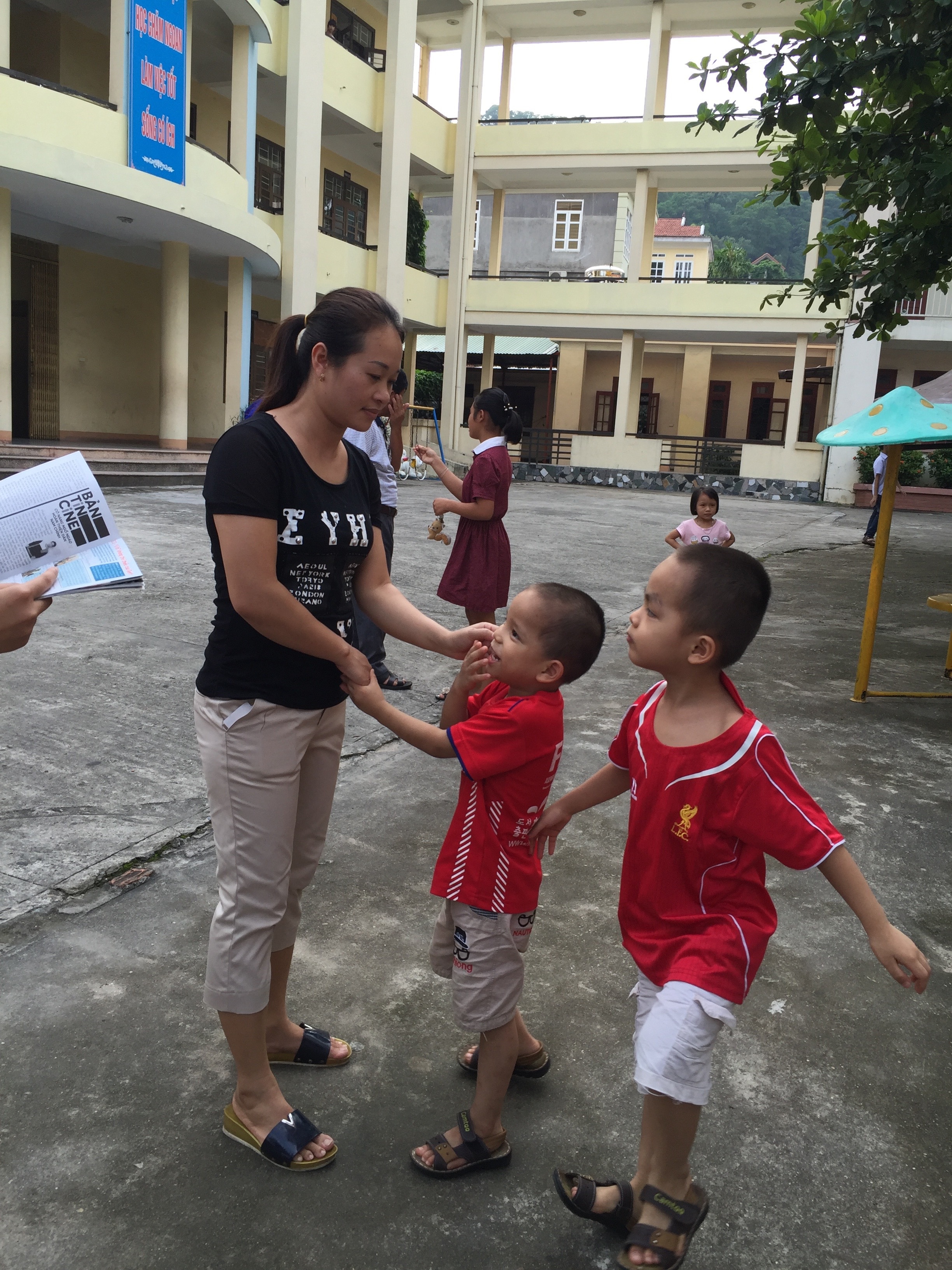 Cứ đi học về là các con lại vây quanh mẹ Cẩm, ríu rít chuyện trò