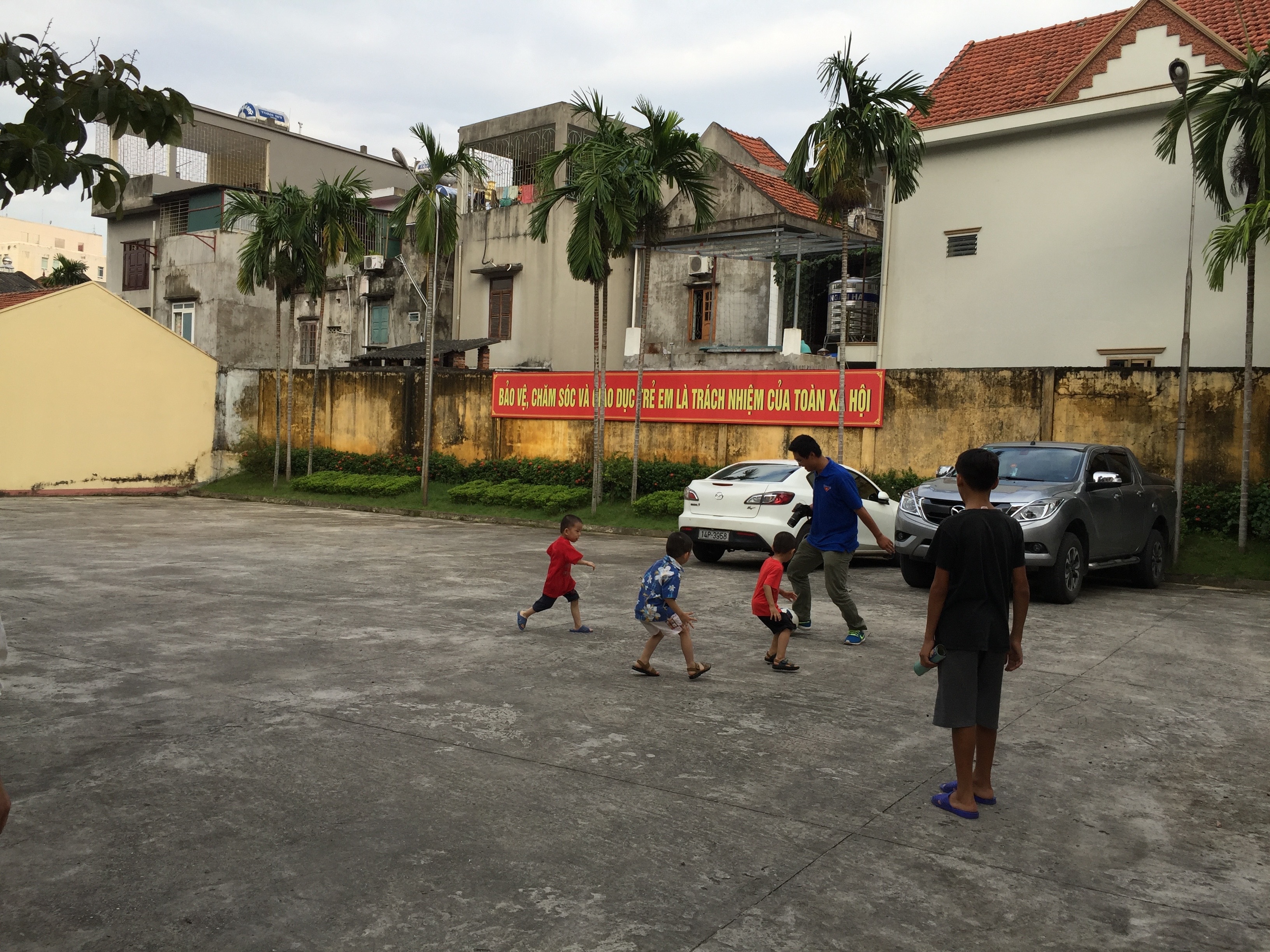 
Các con hồn nhiên vui chơi và nô đùa nhưng các mẹ tại Trung tâm vẫn đau đáu mong mỏi các con sẽ tìm được mái ấm.
