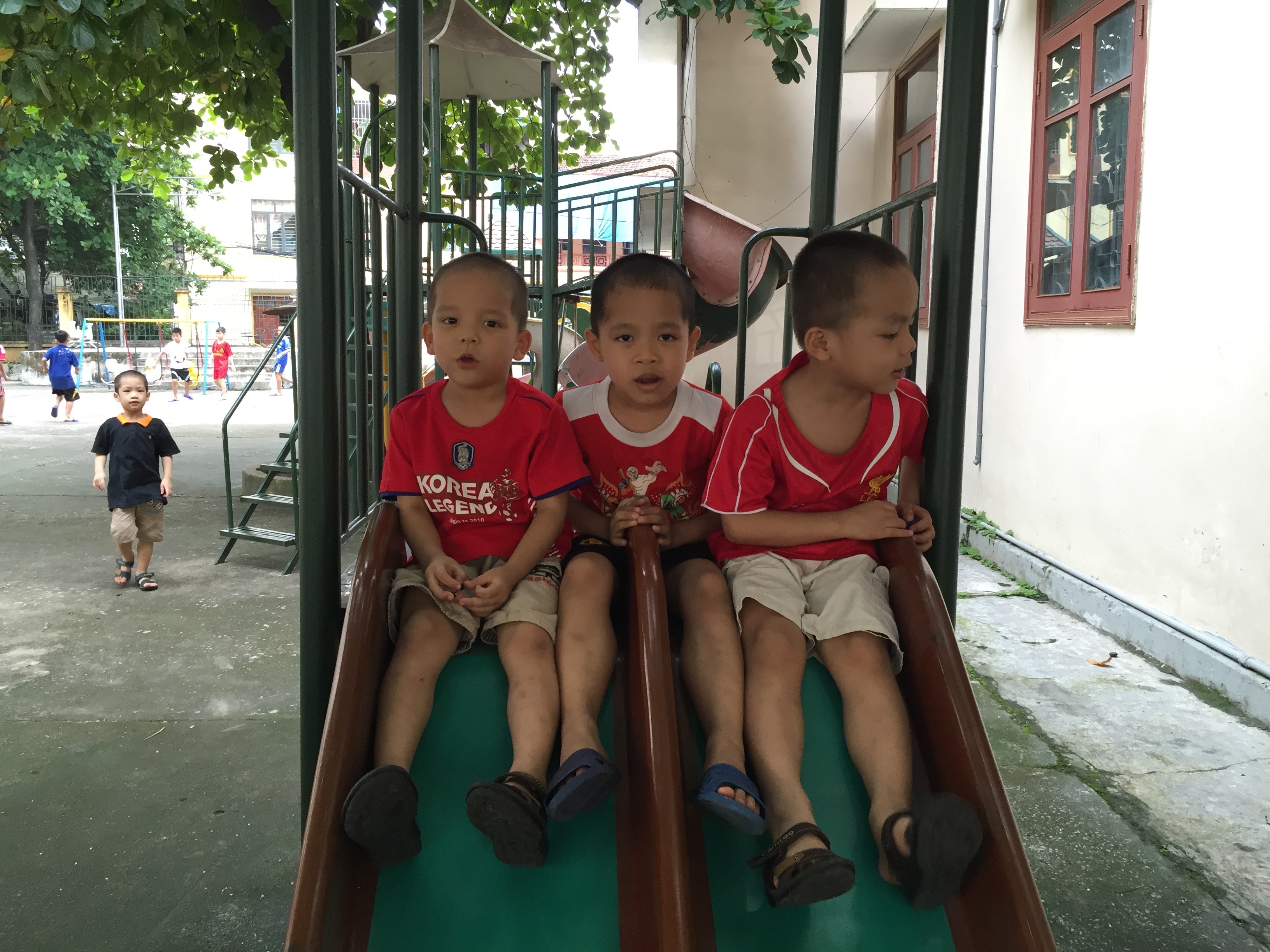 
Những đứa trẻ hồn nhiên vô tư chưa cảm nhận được sự thiếu vắng tình thương của cha mẹ ruột.
