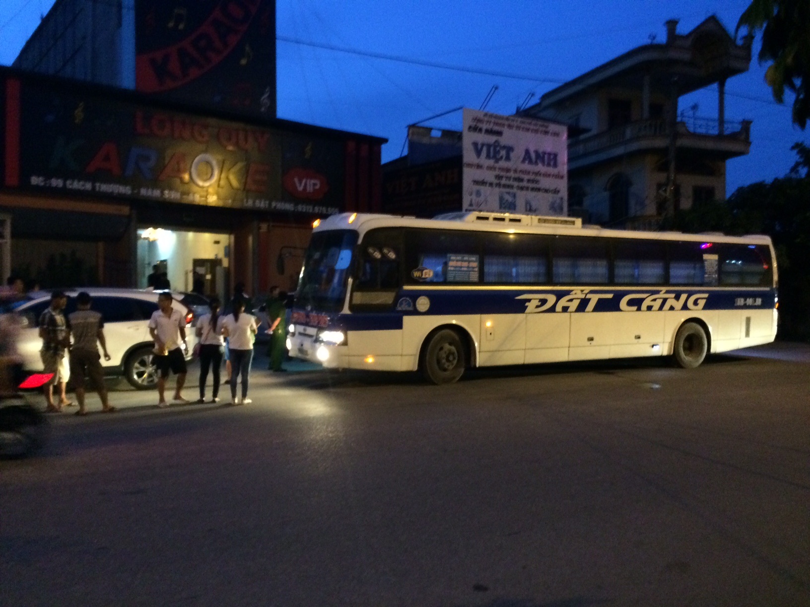 18h tối nay (31/8), công an mới đưa các dân chơi cùng tang vật về trụ sở để phục vụ công tác điều tra