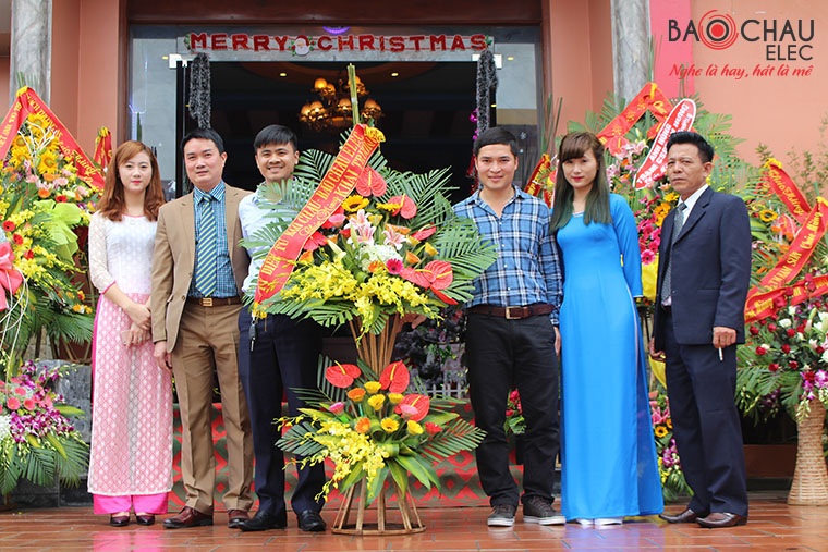 Vụ phá "động lắc" Long Quy: Đội trưởng Đội Phòng chống ma túy phải giải trình - 1
Đội trưởng Đội Phòng chống ma túy công an huyện An Dương Nguyễn Phi Trường (thứ 2 từ trái qua) trong lễ khai trương quán karaoke Long Quy do một trang web đăng tải với lời quảng cáo ông Trường là chủ quán này.