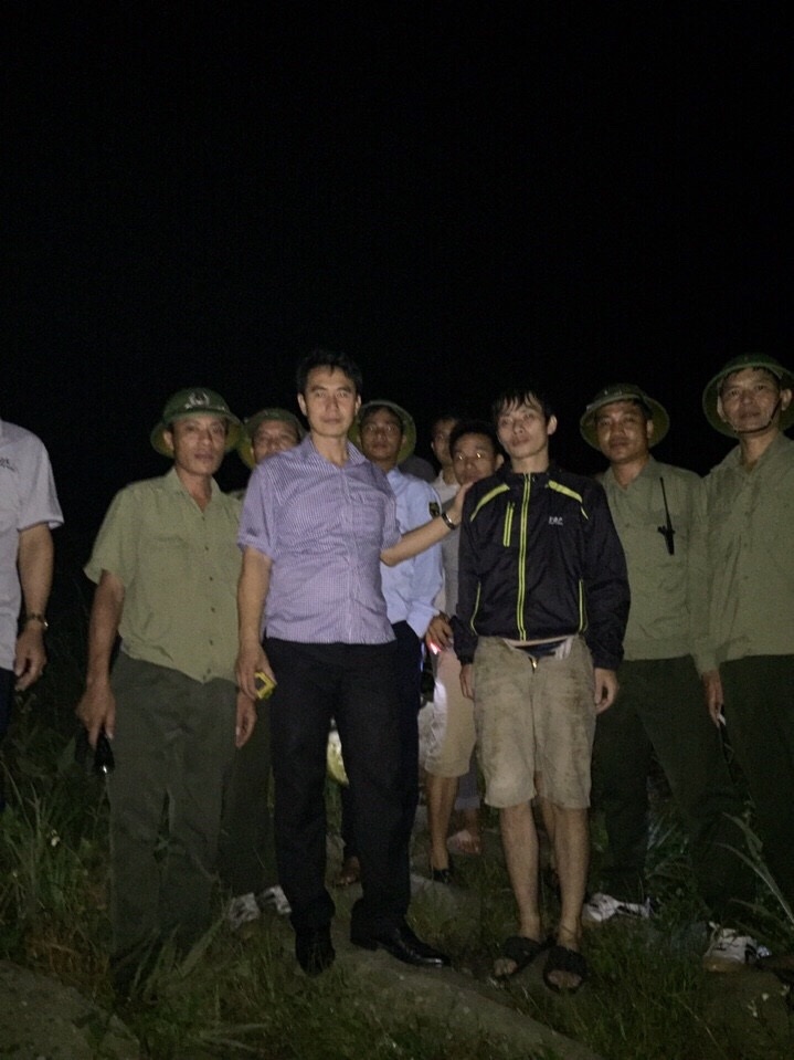 
Nạn nhân được lực lượng cứu hộ đưa xuống núi
