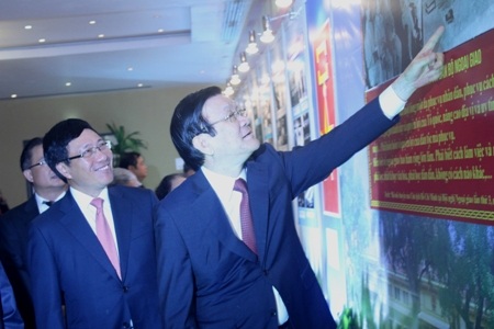 Chủ tịch nước Trương Tấn Sang và Phó Thủ tướng, Bộ trưởng Phạm Bình Minh đang xem một bức ảnh tư liệu