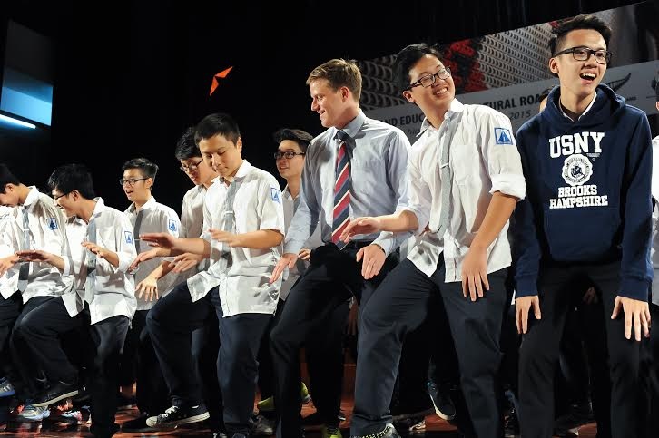 Phó Đại sứ New Zealand "cháy" hết mình cùng học sinh trường Ams - 2 Phó Đại sứ New Zealand cùng các nam sinh trường Ams trên sân khấu