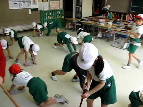 "Bài học" đặc biệt từ bậc mầm non của trẻ em Nhật Bản - 1 Học sinh Nhật Bản đang dọn vệ sinh lớp học
