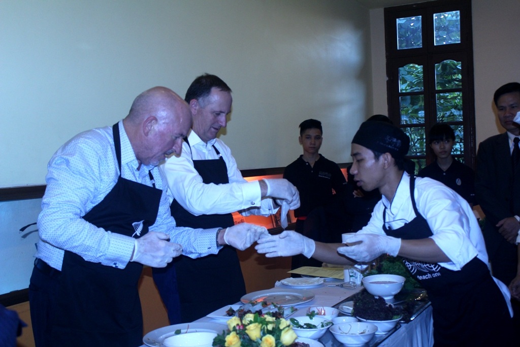 Cố gắng gỡ những bánh phở dính vào nhau