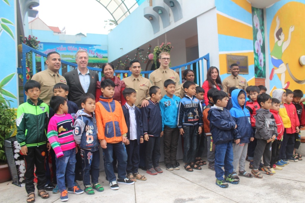 Đại sứ Osius và đội Thủy quân lục chiến chụp ảnh cùng các em