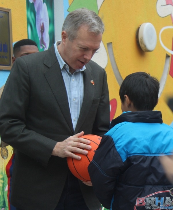 Thủy quân lục chiến Mỹ chơi thể thao cùng trẻ em làng SOS - 4