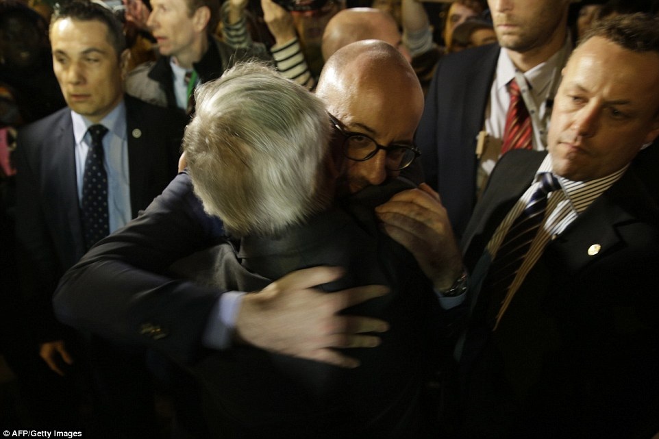 Thủ tướng Bỉ ôm chặt Chủ tịch Ủy ban châu Âu Jean-Claude Juncker tại quảng trường Place de la Bourse, Brussels, nơi hàng nghìn người tưởng niệm các nạn nhân tối hôm 22/3