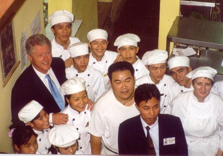 
Tổng thống Mỹ Bill Clinton chụp ảnh kỷ niệm với nhân viên nhà hàng KOTO (Ảnh: Nhà hàng cung cấp)
