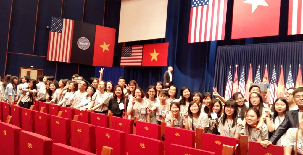 Nhiều bạn sinh viên chụp ảnh lưu niệm sau khi bài phát biểu của Tổng thống Obama kết thúc