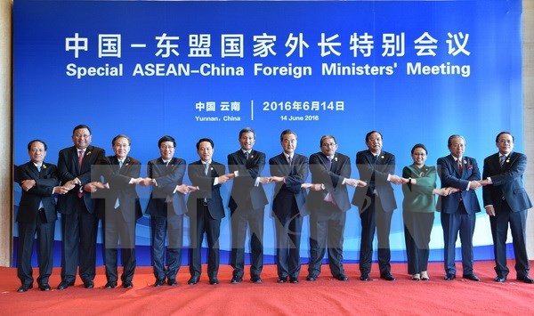 Phó Thủ tướng quan ngại về hệ lụy nghiêm trọng của vấn đề Biển Đông - 1 Phó Thủ tướng, Bộ trưởng Ngoại giao Phạm Bình Minh chụp ảnh chung với Trưởng đoàn các nước và Tổng Thư ký ASEAN Lê Lương Minh. (Ảnh: Hải Yến/TTXVN)