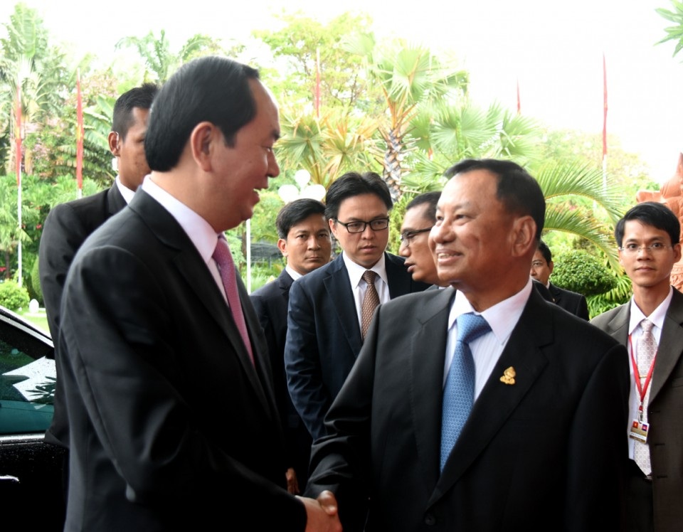 Việt Nam-Campuchia ủng hộ và thúc đẩy giải quyết hòa bình các tranh chấp - 1 Chủ tịch Thượng viện Campuchia Xăm-đéc Xay Chum chào đón Chủ tịch nước Trần Đại Quang (Ảnh: Thế giới & Việt Nam)