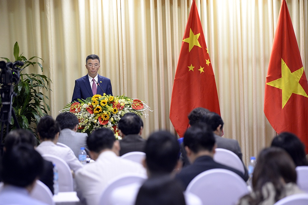 Trong sáng cùng ngày, cũng tại Trung tâm Hội nghị quốc tế đã diễn ra hội nghị giới thiệu chính sách đầu tư và các quy trình, thủ tục về giải ngân đối với các khoản viện trợ, khoản vay tín dụng của Trung Quốc do các bộ, ngành Trung Quốc chủ trì.