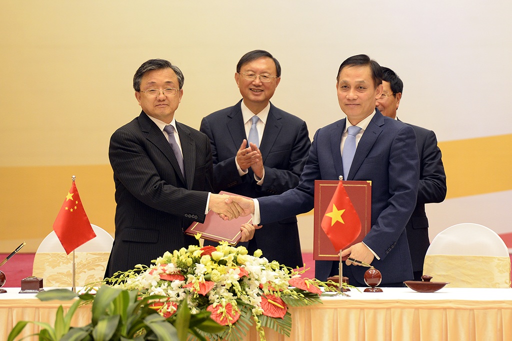 
Ông Lê Hoài Trung, Thứ trưởng Bộ Ngoại giao Việt Nam và ông Lưu Chấn Dân, Thứ trưởng Ngoại giao Trung Quốc, ký biên bản Phiên họp ủy ban lần thứ 9 Ban chỉ đạo Ủy ban hợp tác song phương.
