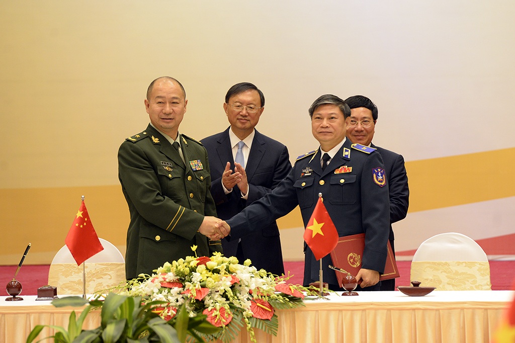 
Thiếu tướng Nguyễn Văn Sơn, Phó Tư lệnh Bộ Tư lệnh Cảnh sát biển Việt Nam và Thiếu tướng Vương Hồng Quang, Phó Cục trưởng Cục cảnh sát biển Trung Quốc ký Bản ghi nhớ về hợp tác giữa Bộ tư lệnh Cảnh sát biển Việt Nam và Cục Cảnh sát biển Trung Quốc.
