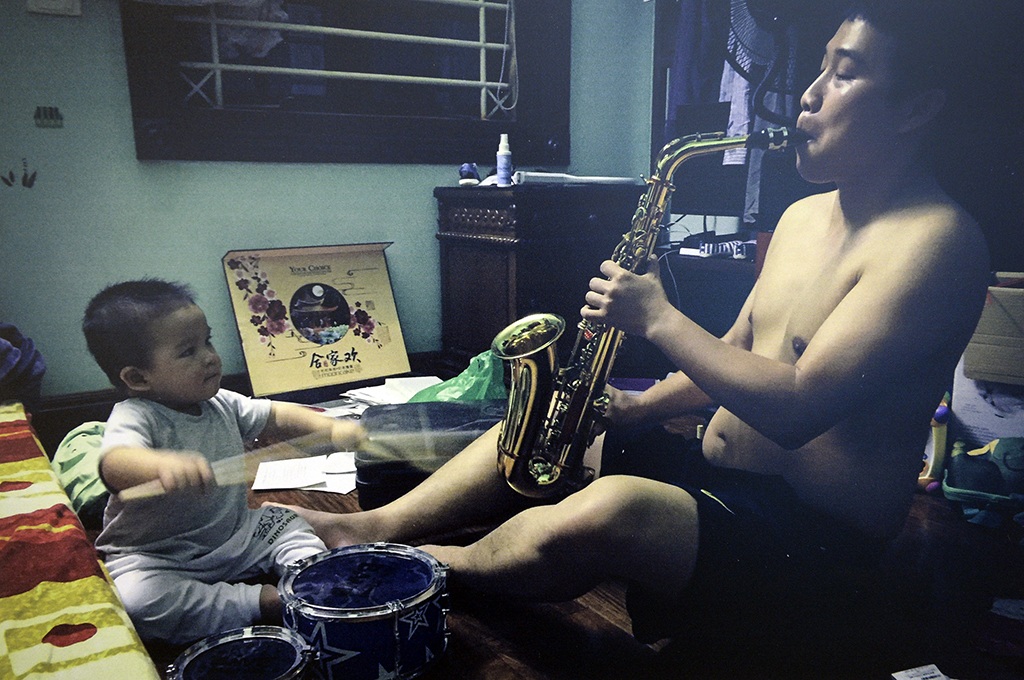 “Tan chảy” trước hình ảnh những ông bố Việt “bỉm sữa” đảm đang - 11