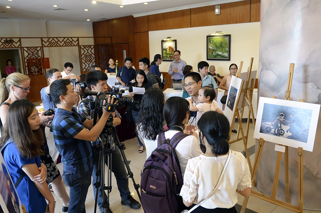 “Tan chảy” trước hình ảnh những ông bố Việt “bỉm sữa” đảm đang - 3