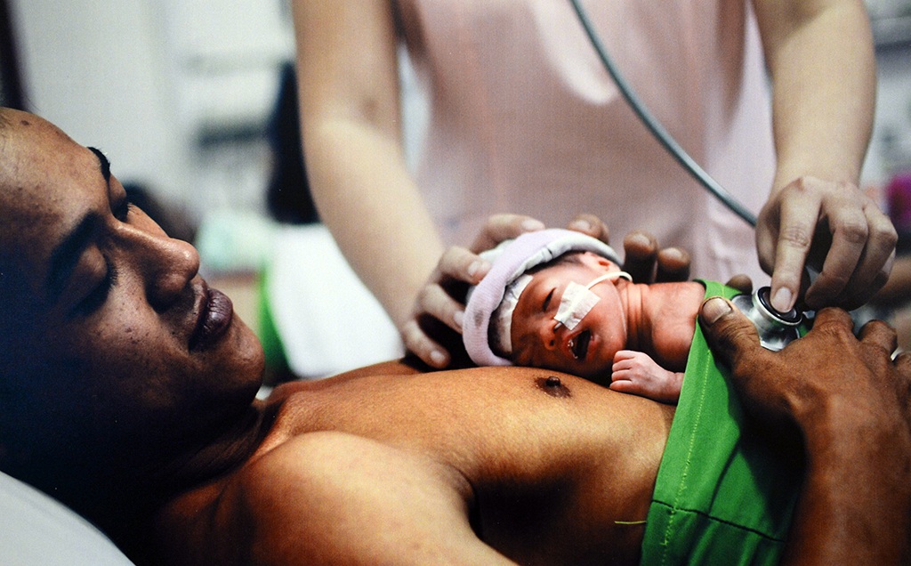 
Bức ảnh người cha truyền hơi ấm cho đứa con sinh non giành giải Nhất
