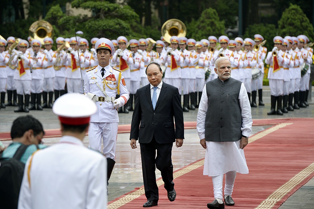 Thủ tướng Nguyễn Xuân Phúc chủ trì lễ đón tiếp trọng thể Thủ tướng Ấn Độ Narenda Modi tại Phủ Chủ tịch vào sáng nay