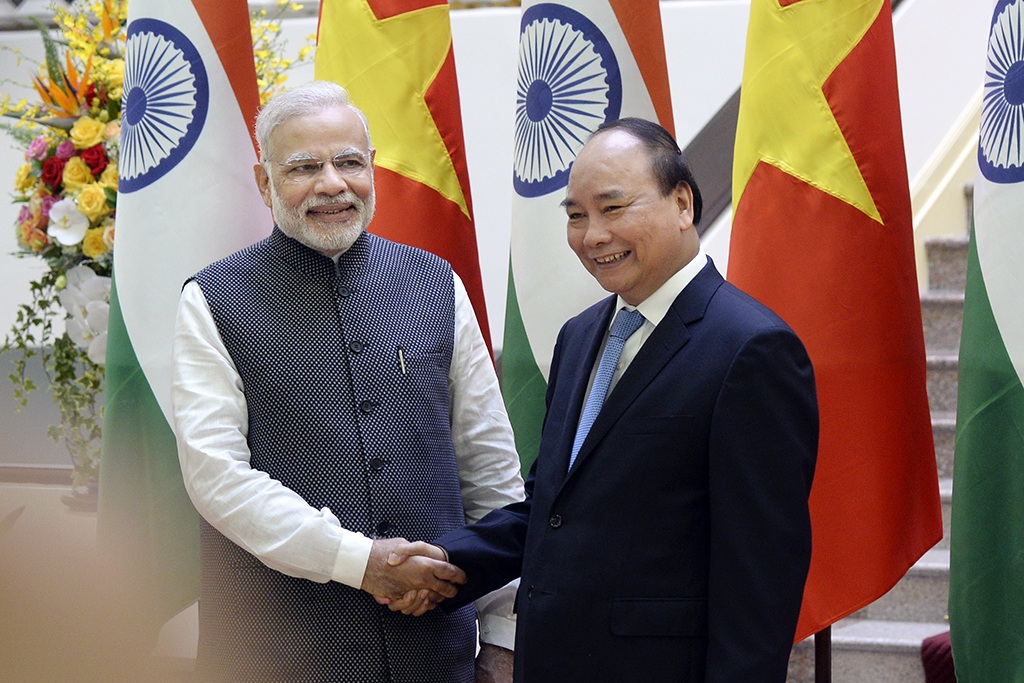 Về vấn đề Biển Đông, hai Thủ tướng tái khẳng định mong muốn và quyết tâm hợp tác nhằm duy trì hòa bình, ổn định, an ninh, an toàn, tự do hàng hải và hàng không tại Biển Đông trên cơ sở các nguyên tắc của luật pháp quốc tế, đặc biệt là Công ước Liên hợp quốc về Luật Biển 1982 (UNCLOS).